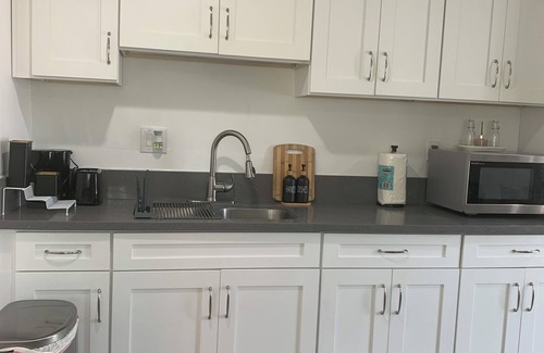 Palms Casa | Modern One bedroom Guest House with WiFi, AC, Charming Patio, near Culver City,