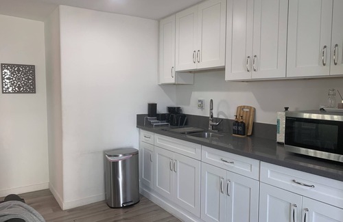 Palms Casa | Modern One bedroom Guest House with WiFi, AC, Charming Patio, near Culver City,