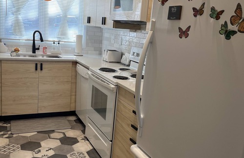 Lake Geneva Condominio | Newly Updated Modern, Spacious, and Cozy Condo- Right on the Lake!