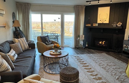 Lake Geneva Condominio | Newly Updated Modern, Spacious, and Cozy Condo- Right on the Lake!