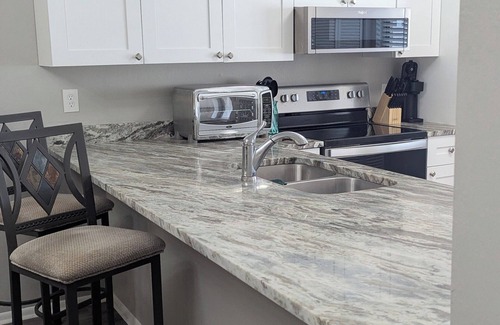 Biggar Condominio | nnFreshly Furnished and Convenient to Everything!