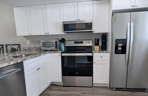 Biggar Condominio | nnFreshly Furnished and Convenient to Everything!