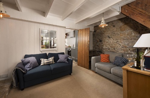 St Ives Cabaña | No.1 St Eia - a cottage that sleeps 6 guests in 3 bedrooms