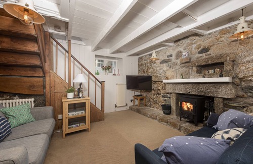 St Ives Cabaña | No.1 St Eia - a cottage that sleeps 6 guests in 3 bedrooms