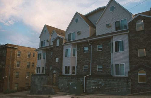East Hillside Apartamento | No. 102 Monthly Uptown Apartment