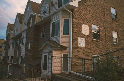 East Hillside Apartamento | No. 102 Monthly Uptown Apartment