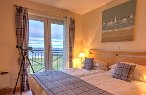 Brora Apartamento | No. 18 The Links is a second floor apartment located by the famous James Braid Golf course in Brora