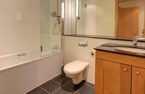 Brora Apartamento | No. 18 The Links is a second floor apartment located by the famous James Braid Golf course in Brora