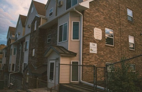 East Hillside Apartamento | No. 302 Monthly Downtown Artists Loft