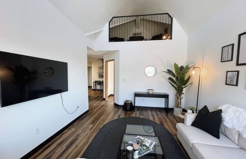 East Hillside Apartamento | No. 302 Monthly Downtown Artists Loft