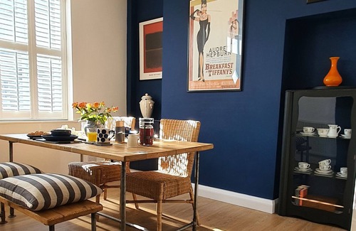 Beverley Cabaña | NO.37, romantic, character holiday cottage, with a garden in Beverley