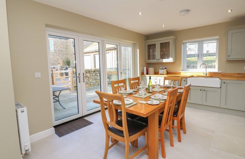 West Witton Casa | NO.8 CAIRN COTTAGE, pet friendly, with a garden in West Witton