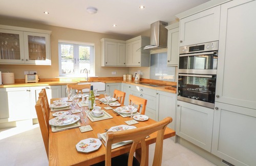 West Witton Casa | NO.8 CAIRN COTTAGE, pet friendly, with a garden in West Witton