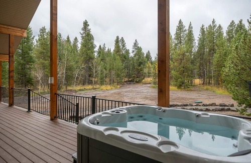 Island Park Cabina | NO CLEANING FEE|Trailer Parking|Kid's Kitchen