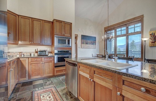 River Run Condominio | No Cleaning Fees, Luxurious 3 BR in River Run Village Featuring Ski in,ski out by RedAwning