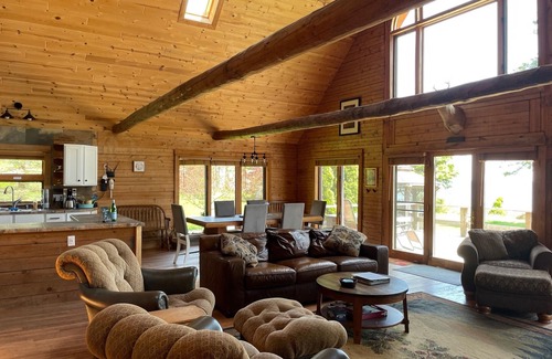 Nadeau Cabina | Majestic Log Home en 400 pies de frente al lago Michigan.