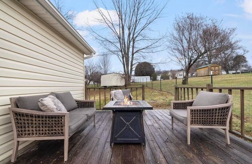 Bristol Casa | No cleanup chores-Fenced yard, arcade, fire pit, close to casino, I81, downtown.
