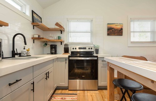 Fletcher Cabaña | Cozy Cottage | Modern Amenities | Pet-Friendly