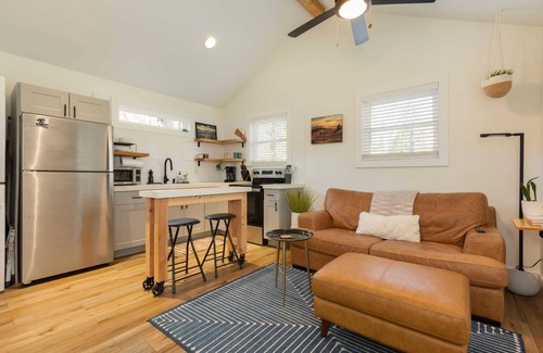 Fletcher Cabaña | Cozy Cottage | Modern Amenities | Pet-Friendly