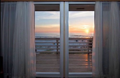 New Smyrna Beach Apartamento | Se admiten mascotas - Angel Inn the Sand - Unidad de pescado en el piso superior norte directo frente al mar