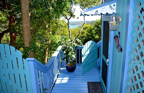 Estate Carolina Apartamento | Apto para la Bahía de Coral, respetuoso con el medio ambiente, vista al agua y excelente ubicación para una pareja, soltero