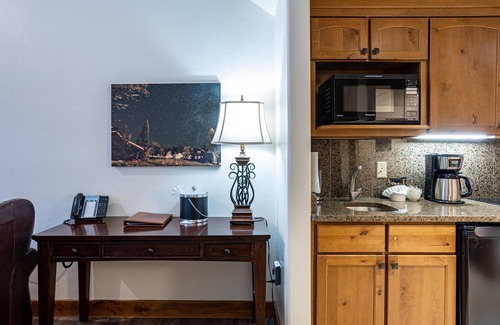 Tamarack Apartamento | Classic Studio in Osprey Meadows with Fireplace