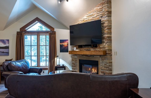 Tamarack Apartamento | Classic Studio in Osprey Meadows with Fireplace