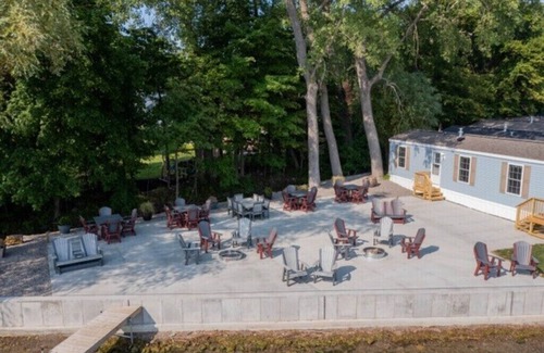 Livonia Center Cabaña | No Shirt, No Shoes - Lakefront Living
