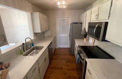 Athens Casa | 🌟🌟No Stairs, 86” TVs, King Beds & Massage Near UGA🌟🌟