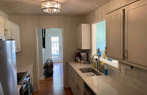 Athens Casa | 🌟🌟No Stairs, 86” TVs, King Beds & Massage Near UGA🌟🌟
