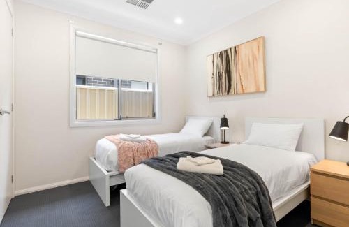Richmond Casa | No Stairs, Big House, Garage Richmond Residence 2