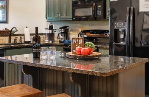 Branson Cabaña | Labor Day Open-No Stairs-Dog Friendly-Cozy Cabin near Taneycomo-Free Daily Local Fun!