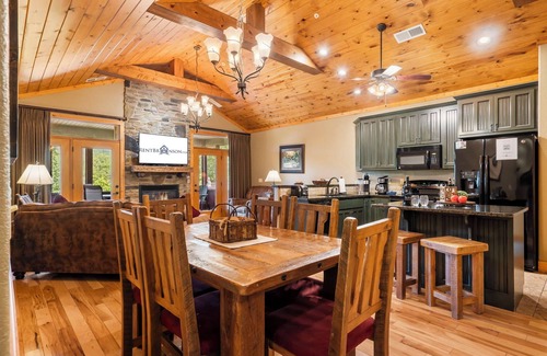 Branson Cabaña | Labor Day Open-No Stairs-Dog Friendly-Cozy Cabin near Taneycomo-Free Daily Local Fun!
