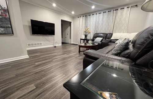 Newtonbrook Casa | No stairs / Renovated 3-Bedroom free Wifi, Parking close to Finch station