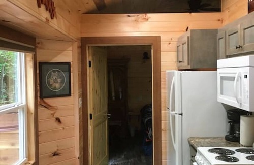 Guild Cabina | NO SUNDAY CHECKINS wolfpack- hot tub- treehouse