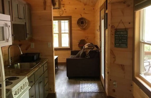 Guild Cabina | NO SUNDAY CHECKINS wolfpack- hot tub- treehouse