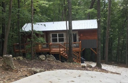 Guild Cabina | NO SUNDAY CHECKINS wolfpack- hot tub- treehouse