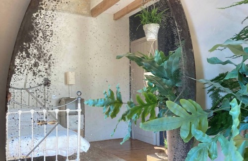 Mansle Cama Y Desayuno | No12 is a unique, riverside boutique B&B. Rm2
