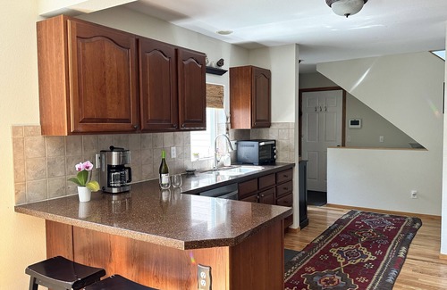 Wonderland Lake Casa | NOBO 4 bedroom, spacious yard, walk to market, restaurants, trails, downtown bus
