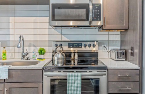 Villa Heights Apartamento | ⭐️NoDa King Bed | ⭐️2 Smart TVs | 5mins to Uptown⭐️