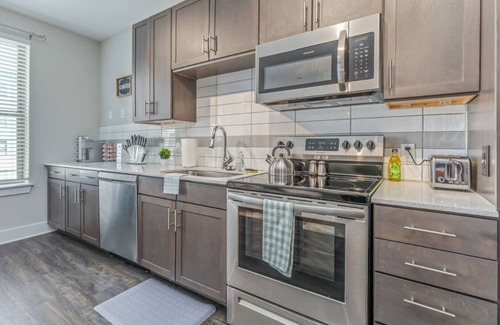 Villa Heights Apartamento | ⭐️NoDa King Bed | ⭐️2 Smart TVs | 5mins to Uptown⭐️