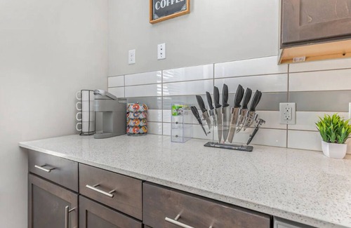 Villa Heights Apartamento | ⭐️NoDa King Bed | ⭐️2 Smart TVs | 5mins to Uptown⭐️