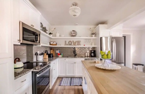 Warrington Villa | Noir&Blanc Villa| Modern Home Oasis (entire house)