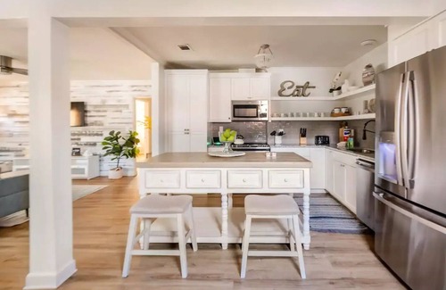 Warrington Villa | Noir&Blanc Villa| Modern Home Oasis (entire house)