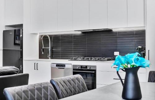 Glenelg North Casa | Noir Cottage Glenelg North