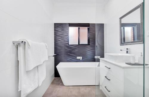 Glenelg North Casa | Noir Cottage Glenelg North