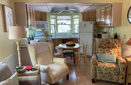 Nokomis Casa | Nokomis FL resort lifestyle. 3 miles to beaches, restaurants, shopping.