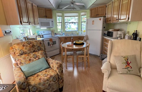 Nokomis Casa | Nokomis FL resort lifestyle. 3 miles to beaches, restaurants, shopping.