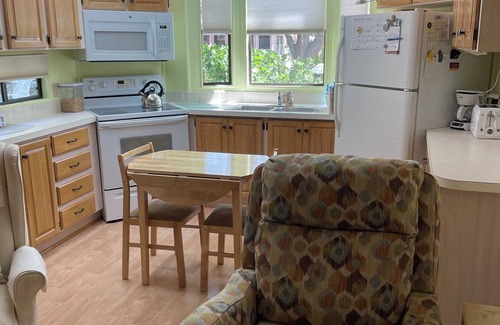 Nokomis Casa | Nokomis FL resort lifestyle. 3 miles to beaches, restaurants, shopping.