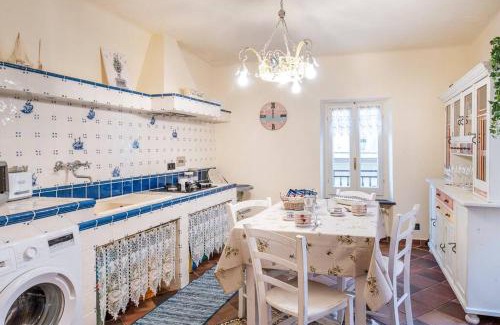 Noli Apartamento | Noli centro, Ampia Casa stile Kinfolk